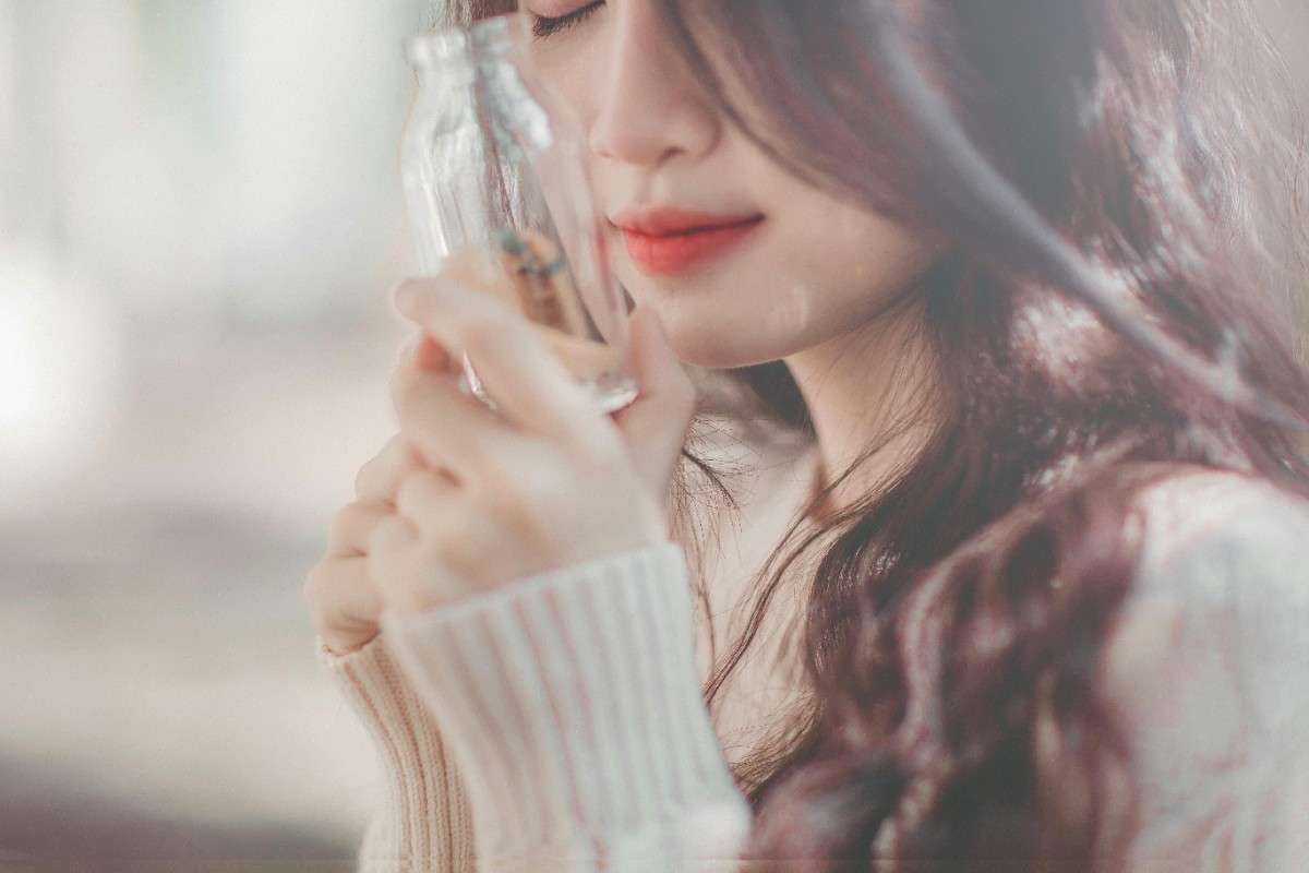 signs she secretly likes you